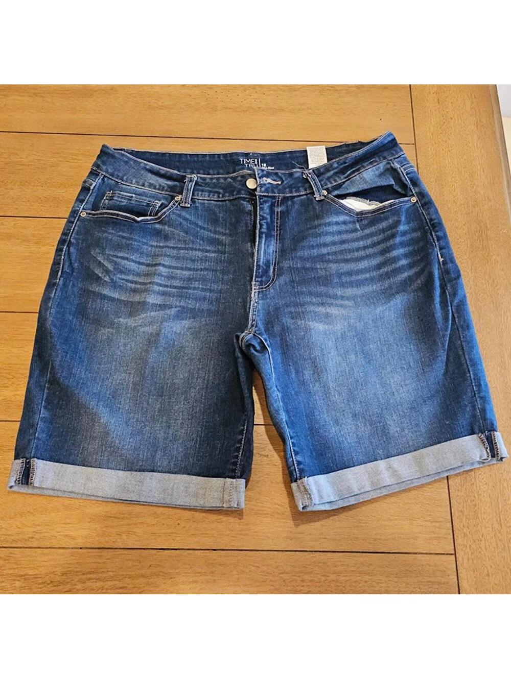 Time and Tru Womens Mid Rise Cuffed Denim Shorts Size 18